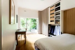 Дизайн спальни с окном и гардеробной