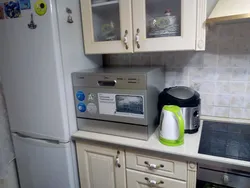 Посудамыйная машына настольная ў інтэр'еры кухні