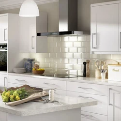 Дизайн белой кухни с белой плиткой