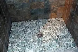 Камни в ванной на полу фото