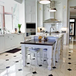 Мраморный белый пол на кухне фото