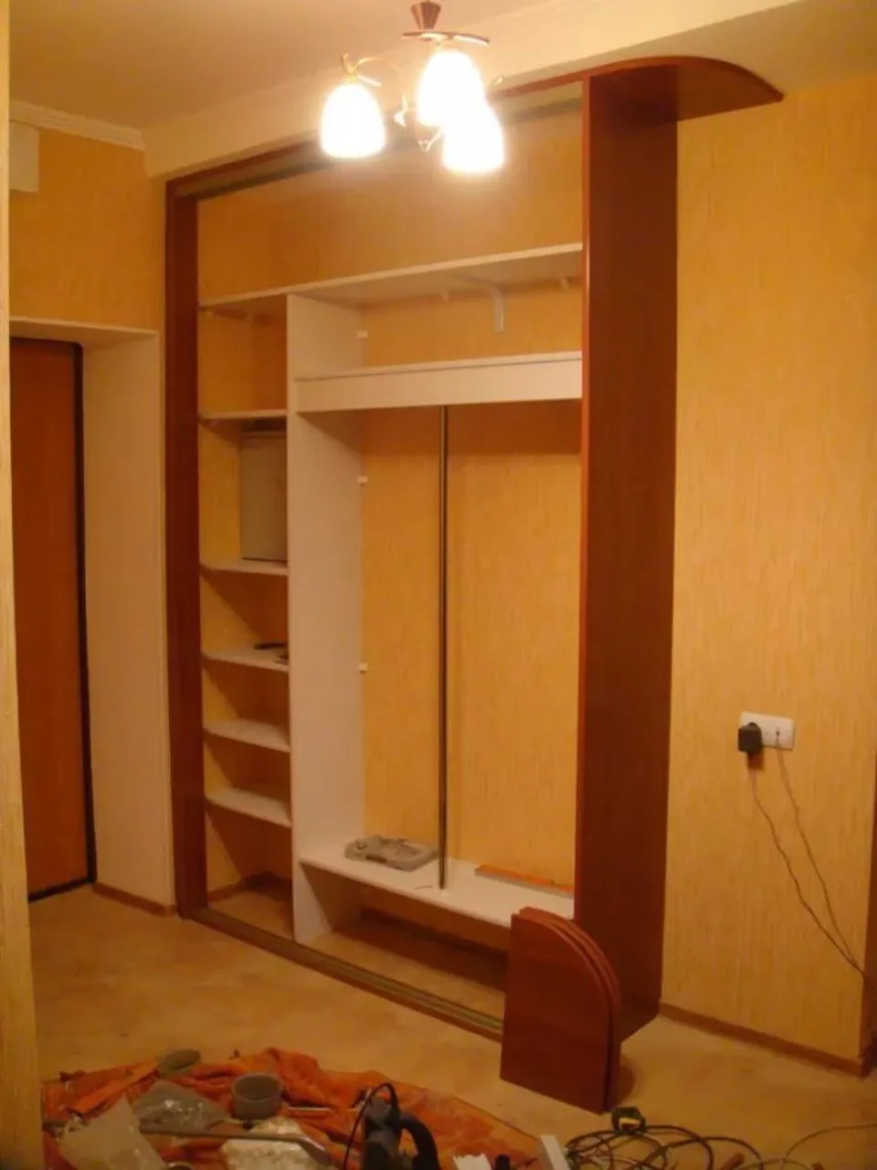 Узкий шкаф купе в прихожую