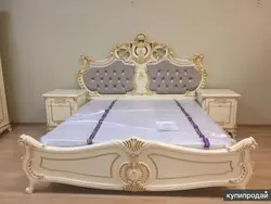 Мониканың жатын бөлмесінің суреті