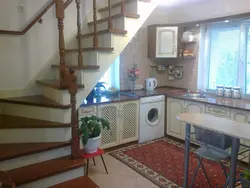 Ошхона дар зери зинапоя акс