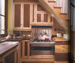 Баспалдақ астындағы ас үй фотосы