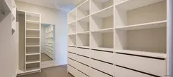 Гардероб сөрелерінің фотосы
