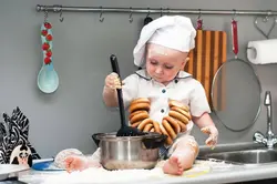 Акси кӯдак дар ошхона
