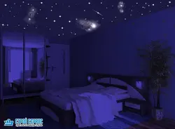 Қараңғыдағы жатын бөлменің фотосы