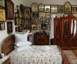 Иконы в спальне фото
