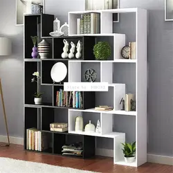 Ҷевони китоб дар ҳуҷраи меҳмонхона акс