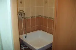 Қонақ бөлмесіндегі ванна бөлмесінің фотосы