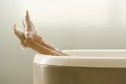 Акси даст дар ванна