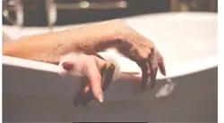 Акси даст дар ванна
