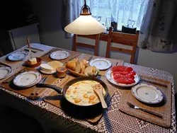 Хӯроки шом дар ошхона акс