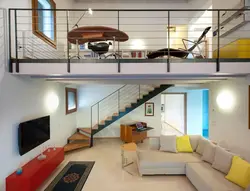Mezzanine fotosurati bilan yashash xonasi