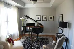 Piano fotoşəkili olan qonaq otağı