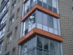 Oynadan tashqarida lodjiyalarning fotosurati