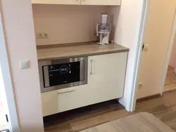 Ас үй фотосында төменгі қабаттағы микротолқынды пеш