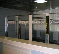 Maktabdagi kiyinish xonasining fotosurati
