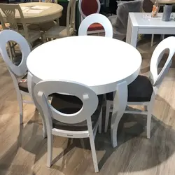 Ас үй фотосы үшін дөңгелек орындықтар
