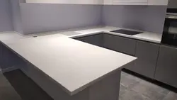 Nazik tezgah şəkli olan mətbəx