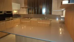 Nazik tezgah şəkli olan mətbəx