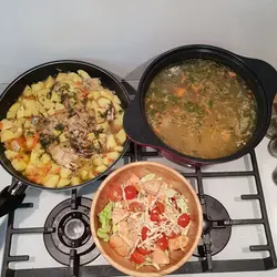 Акси хӯроки шом дар хона дар ошхона