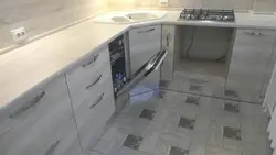 Зеркальный цоколь для кухни фото