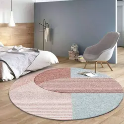 Yotoqxonadagi fotosuratda dumaloq gilam