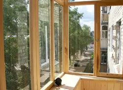 Loggia fotoşəkilindəki taxta pəncərələr