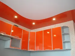 Oshxonadagi fotosuratda kavisli shiftlar
