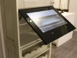 Oshxona fotosurati uchun o'rnatilgan televizor