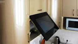 Mətbəx fotoşəkili üçün quraşdırılmış televizor