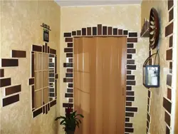 Koridor fotosuratida o'z-o'zidan yopishqoq devor qog'ozi