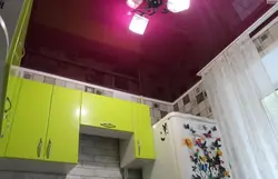 Фиолетовый потолок на кухне фото