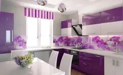 Mətbəx fotoşəkilində bənövşəyi tavan