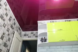 Фиолетовый потолок на кухне фото