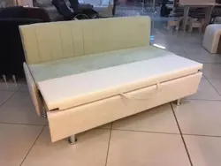 Yataq yeri fotoşəkili olan divan