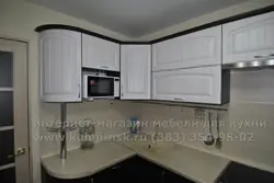 Микротолқынды пештің фотосуреті бар бұрыштық асүйлер