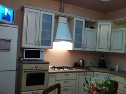 Кутнія кухні з мікрахвалеўкай фота