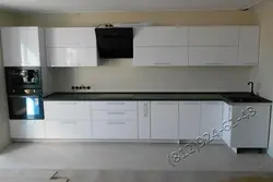 Ақ эмаль ас үйінің фотосуреті