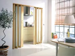 Складаныя дзверы на кухню фота