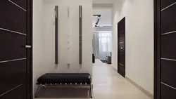 Koridor fotosuratida engil laminat taxta