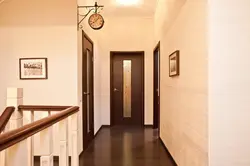 Koridorda yüngül laminat döşəmə fotoşəkili