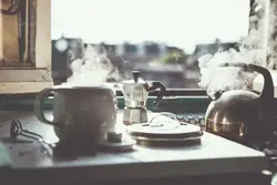 Чашка кофе на кухне фото