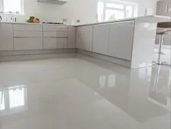 Mətbəxdə parlaq döşəmə fotoşəkili