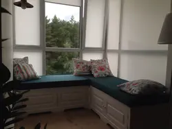 Yataq otağı fotoşəkilindəki daxili pəncərə silləsi