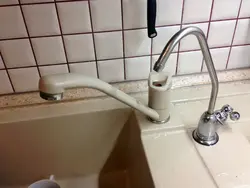 Oshxonadagi fotosuratda ikkita kran