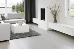 Yashash xonasi fotosuratida oq laminat taxta