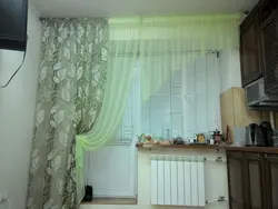Mətbəx asimmetrik fotoşəkili üçün pərdələr